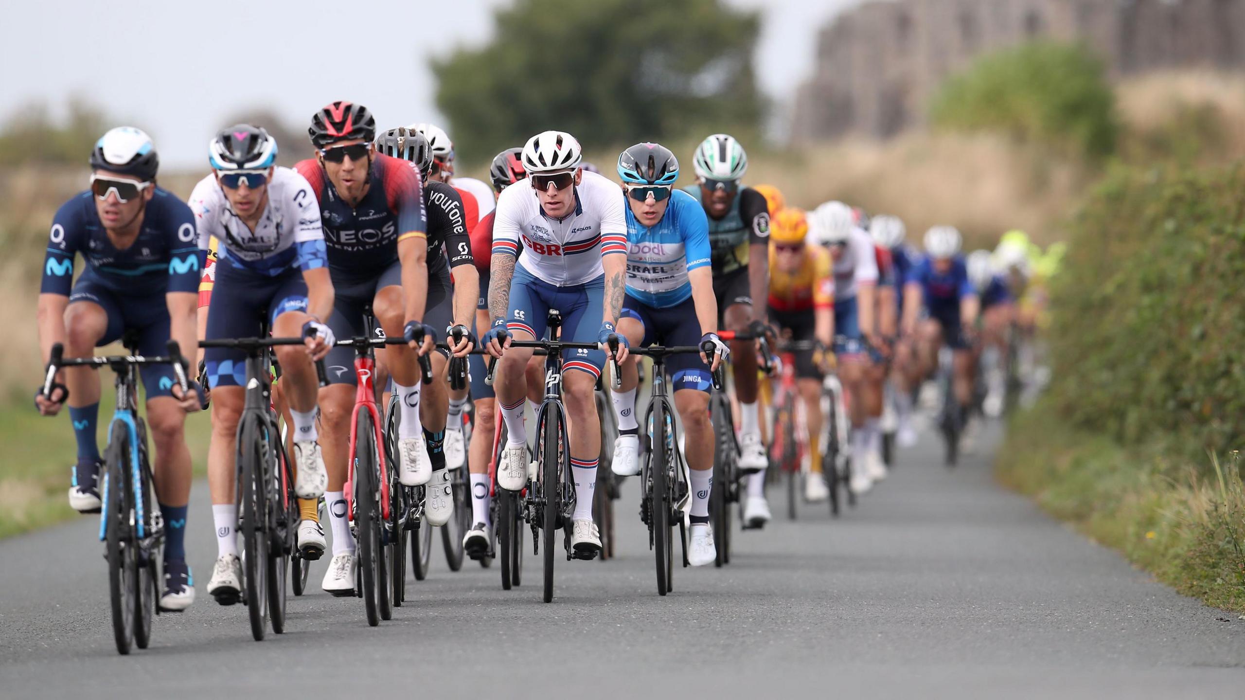 Piste de course cycliste et peloton